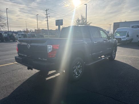 Used 2018 Nissan Titan SL w/ Chrome Package image 5