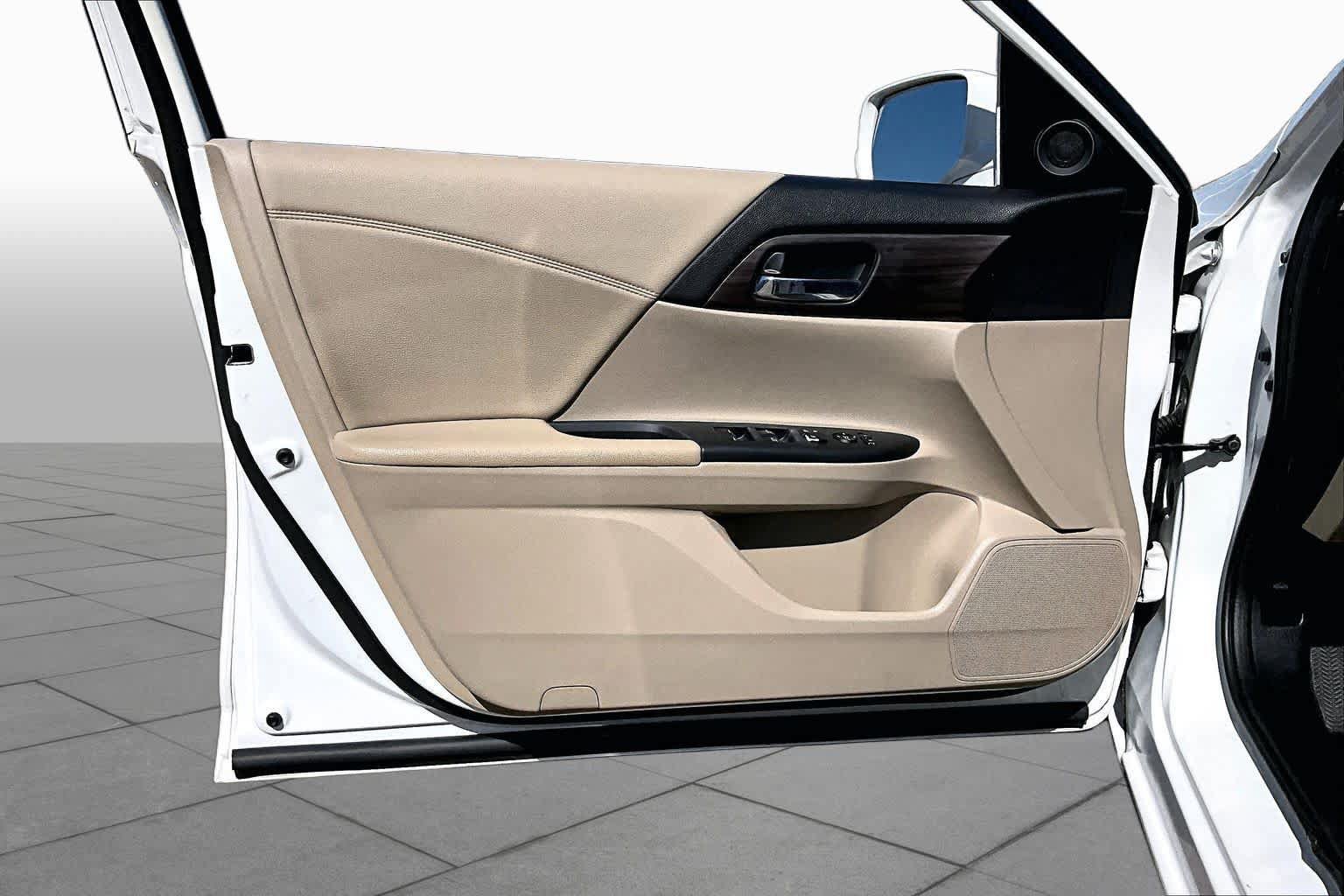 Used 2017 Honda Accord EX image 22