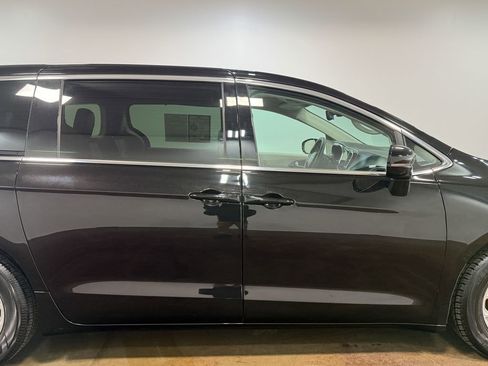 Used 2024 Chrysler Pacifica Touring-L image 31