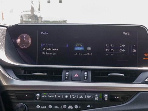 Used 2019 Lexus ES 300h w/ Accessory Package 2 image 13