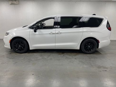 Used 2024 Chrysler Pacifica Touring-L image 2