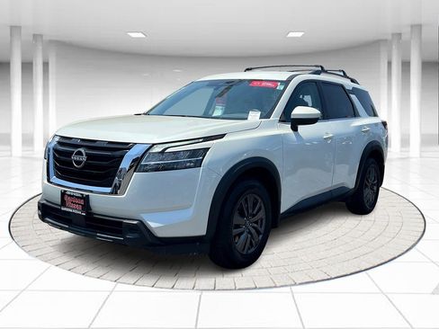 Certified 2022 Nissan Pathfinder SV image 1