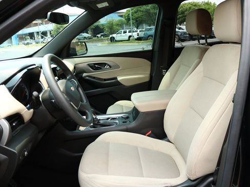Used 2022 Chevrolet Traverse LS FWD image 8