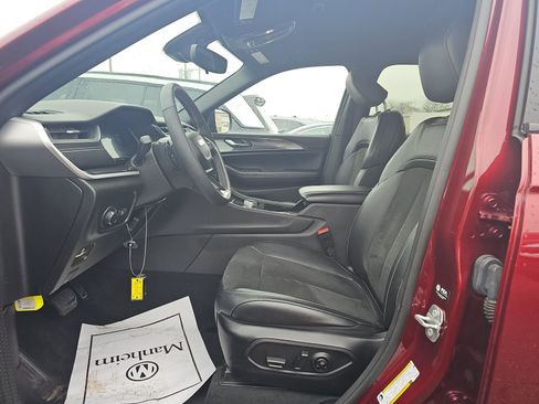 Used 2023 Jeep Grand Cherokee Altitude image 3