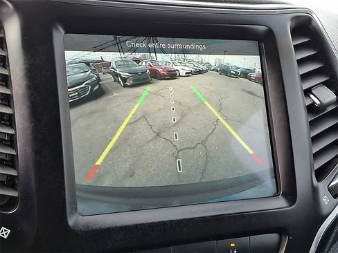 Used 2021 Jeep Cherokee Latitude Lux w/ Comfort/Convenience Group image 19