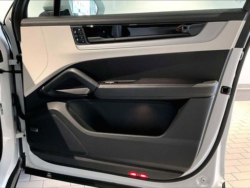 Used 2025 Porsche Cayenne image 27