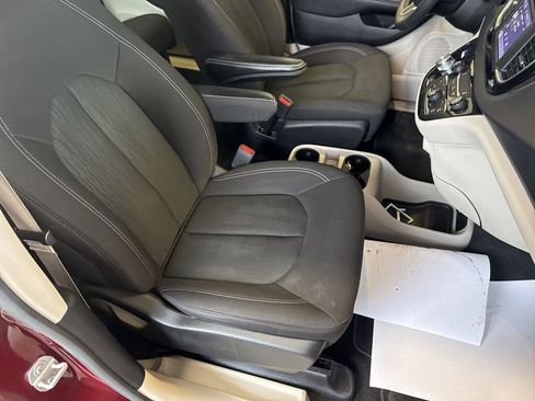 Used 2023 Chrysler Voyager LX image 52