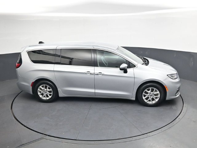 Used 2023 Chrysler Pacifica Touring-L FWD image 23