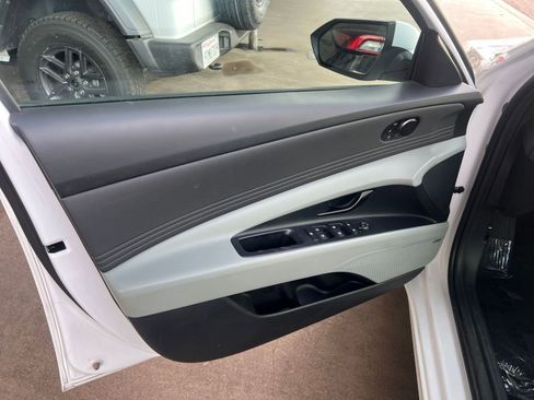 Used 2025 Hyundai Elantra Limited image 18