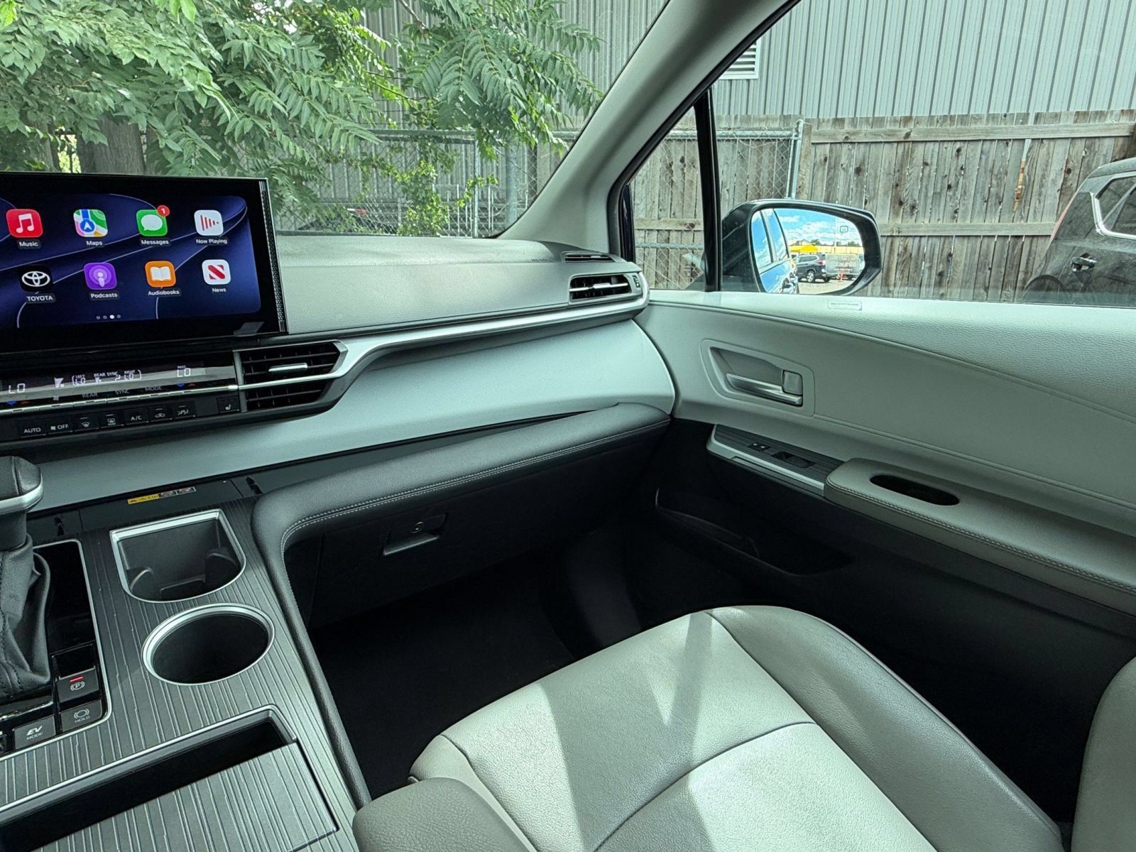 Used 2025 Toyota Sienna XLE FWD image 36