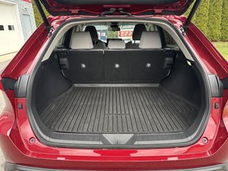 Used 2022 Toyota Venza LE video 5