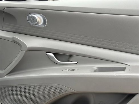 Used 2024 Hyundai Elantra SEL image 25