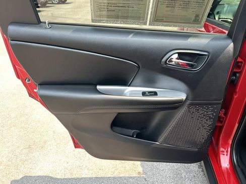 Used 2019 Dodge Journey SE FWD image 25