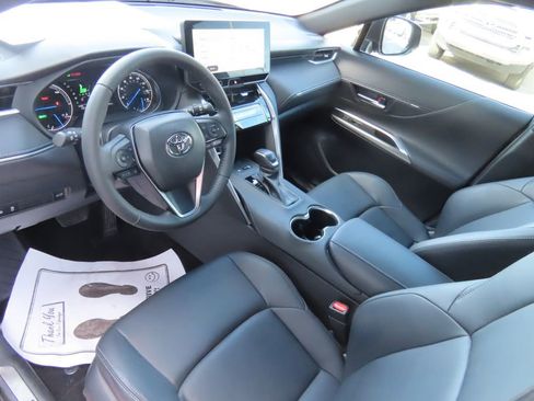 Used 2024 Toyota Venza XLE image 9