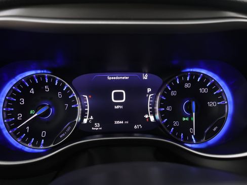 Used 2023 Chrysler Pacifica Touring-L AWD/4WD image 11
