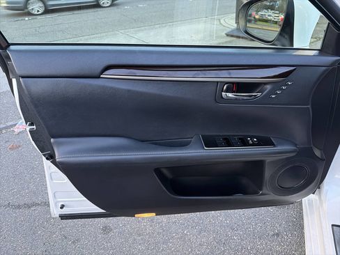 Used 2017 Lexus ES 300h w/ Luxury Package image 36