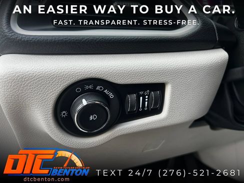 Used 2023 Chrysler Pacifica Touring-L AWD/4WD image 16