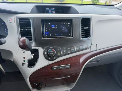 Used 2013 Toyota Sienna XLE FWD image 20