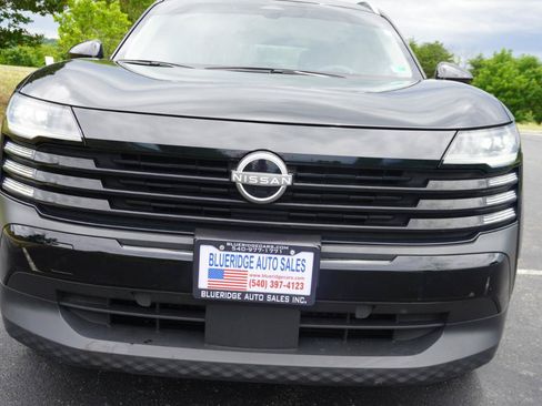 Used 2025 Nissan Kicks SV w/ SV Premium Package AWD/4WD image 2