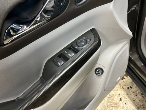 Used 2019 GMC Acadia SLT AWD/4WD image 16