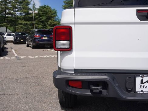 Used 2023 Jeep Gladiator Overland AWD/4WD image 12