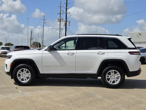 Used 2025 Jeep Grand Cherokee Laredo w/ Luxury Tech Group I RWD image 6