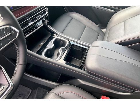 Used 2024 Chevrolet Traverse Z71 w/ Enhanced Driving Package AWD/4WD image 19