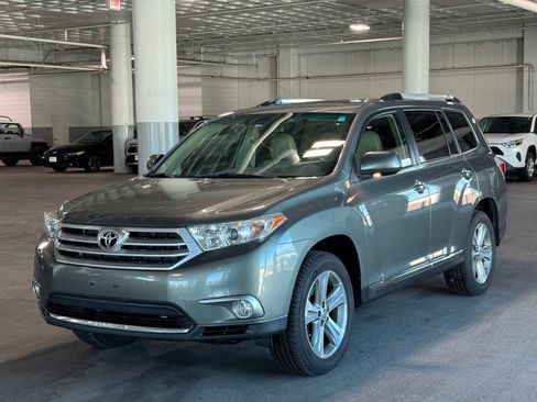 Used 2011 Toyota Highlander Limited w/ Tow Pkg AWD/4WD image 4