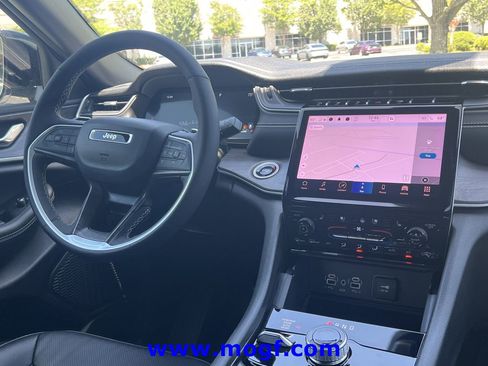 Used 2025 Jeep Grand Cherokee L Limited w/ Luxury Tech Group II AWD/4WD image 6