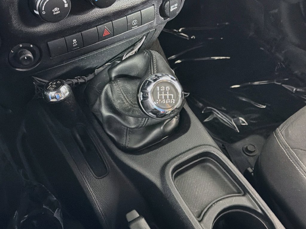 Used 2015 Jeep Wrangler Unlimited Rubicon AWD/4WD image 18