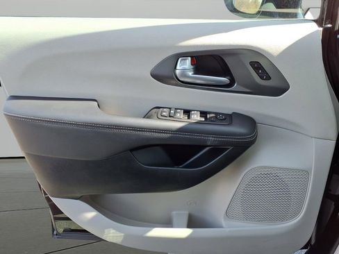 Used 2024 Chrysler Pacifica Touring-L image 13