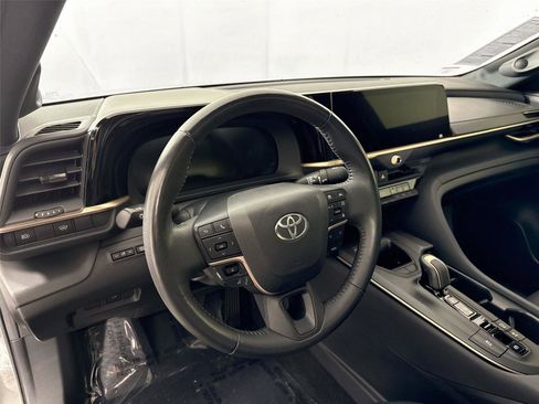 Used 2023 Toyota Crown Limited image 4