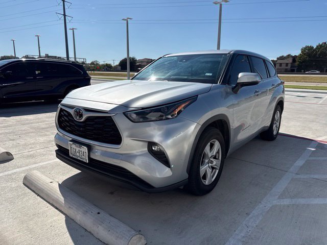 Used 2023 Toyota Highlander LE FWD image 2