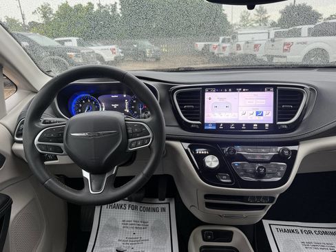 Used 2023 Chrysler Pacifica Touring-L FWD image 20