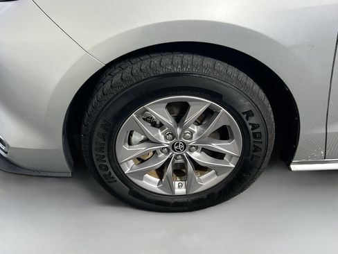 Used 2024 Toyota Sienna XLE FWD image 13