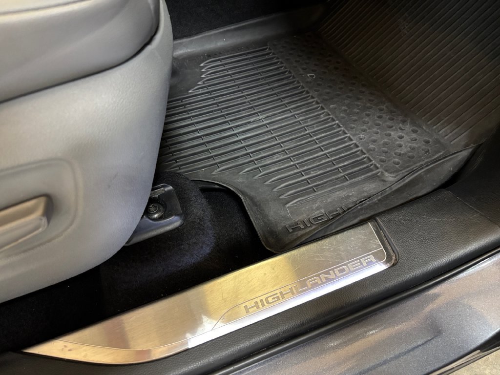 Used 2021 Toyota Highlander XLE FWD image 51