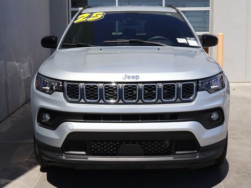 Used 2025 Jeep Compass Latitude AWD/4WD image 5