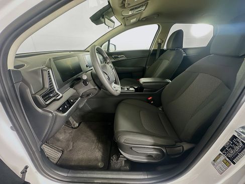 Used 2025 Kia Sportage LX image 13