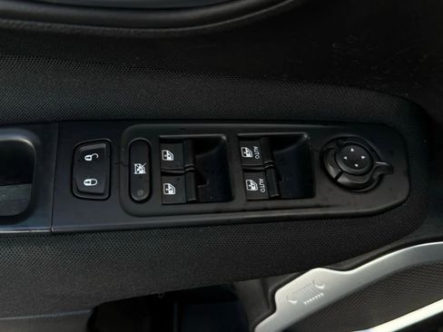 Used 2019 Jeep Renegade Latitude w/ UConnect 8.4 Nav Group image 37