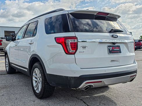 Used 2017 Ford Explorer XLT w/ Equipment Group 202A FWD image 4