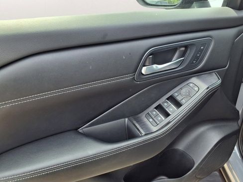 Used 2025 Nissan Rogue SL w/ Tech Package FWD image 9
