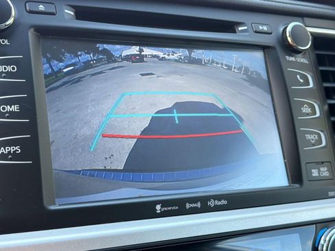 Used 2018 Toyota Highlander XLE AWD/4WD image 25