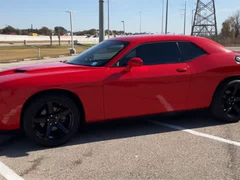 Used 2022 Dodge Challenger SXT image 4