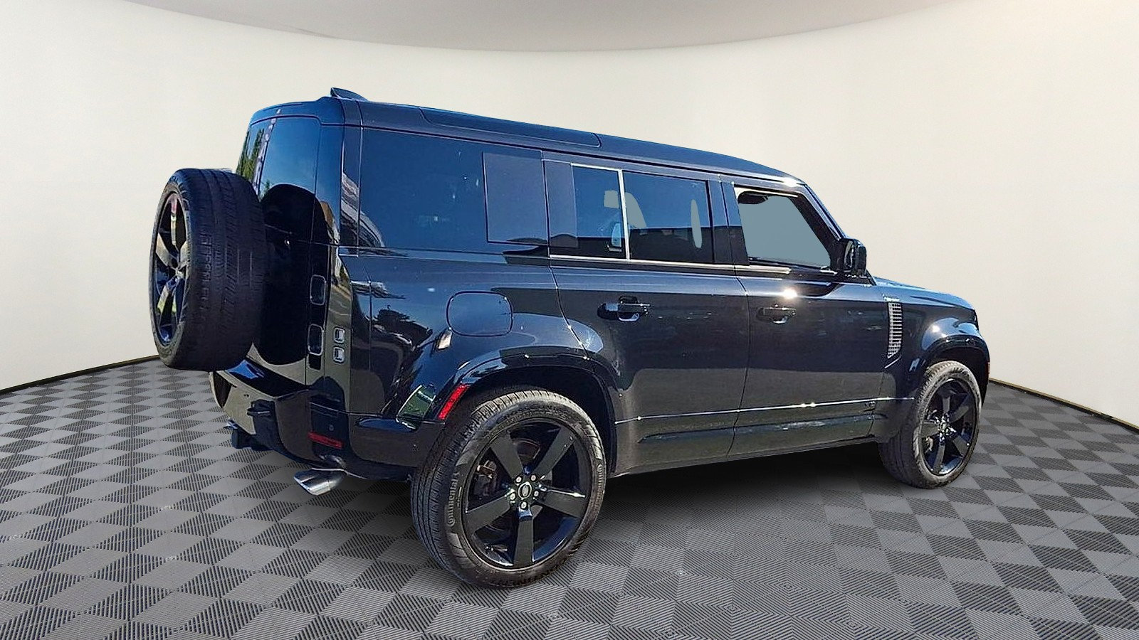 Certified 2025 Land Rover Defender 110 V8 AWD/4WD image 8