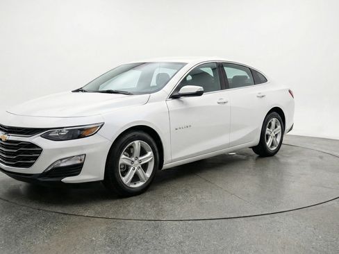 Used 2024 Chevrolet Malibu LT image 3