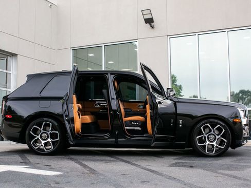 Used 2022 Rolls-Royce Cullinan Black Badge image 4