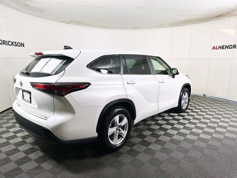 Used 2024 Toyota Highlander LE image 3