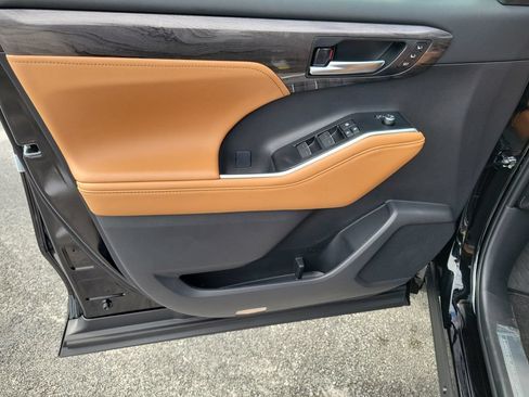 New 2026 Toyota Highlander Platinum AWD/4WD image 19