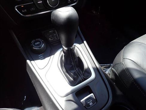 Used 2018 Jeep Cherokee Latitude Plus w/ Cold Weather Group AWD/4WD image 17