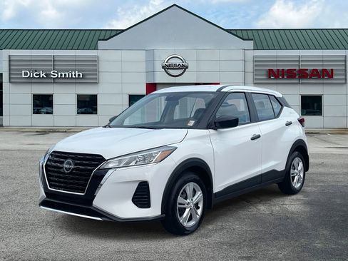 Used 2025 Nissan Kicks Play S image 3